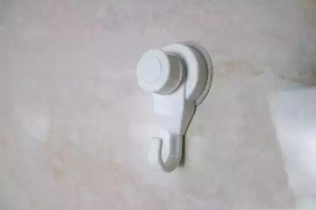 家里吸盘挂钩老是掉怎么办,家里挂钩吸盘吸不住咋办