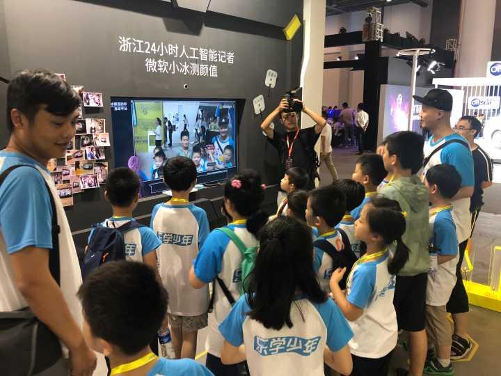 万物皆可支付、机器人测颜值智博会燃爆杭城