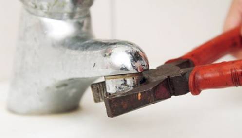 菜盆水龙头出水量小怎么回事,水龙头水垢堵塞出水量小