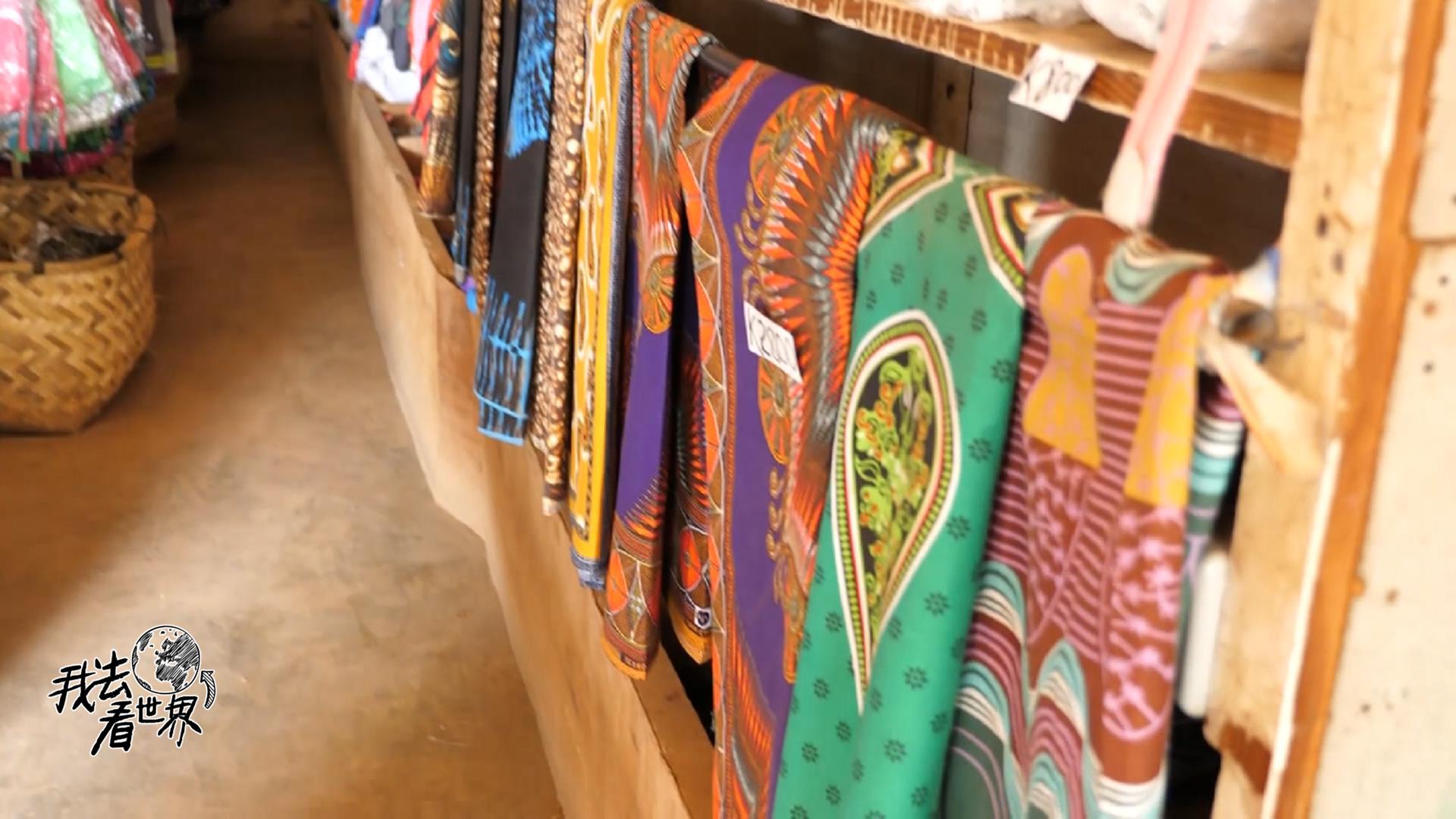 中国人在非洲做生意，卖非洲女人的裙子足有4米长，只要25元