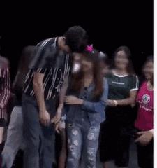 李宇春参加节目被粉丝亲,李宇春被粉丝吻是什么节目