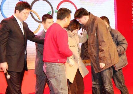 他曾是央视当红的一名主持人,他曾是央视主持人