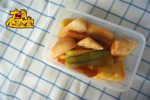 广西酸嘢被外地人吐槽黑暗料理,四川人第一次南宁吃酸嘢