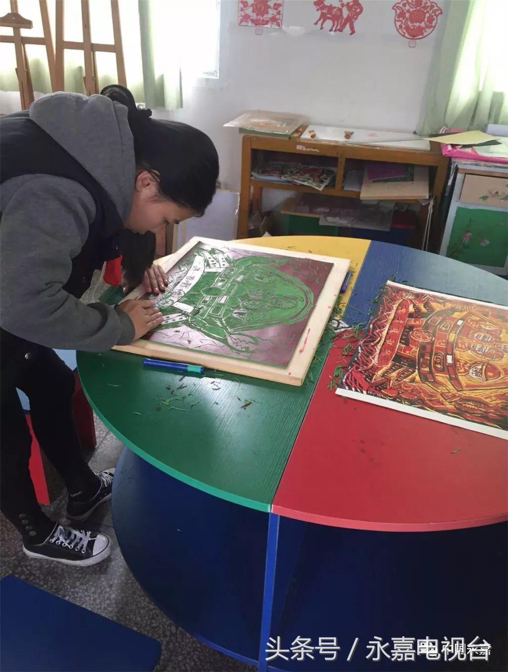 永嘉这位小女孩凭借一幅科幻画,一路过关获国家级一等奖!