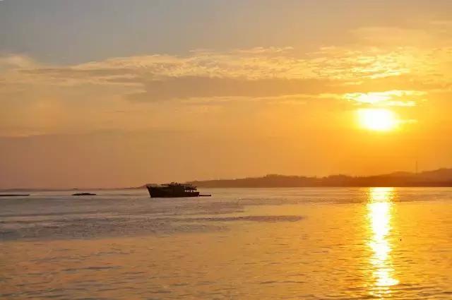 438元住*海湾红**海边酒店!豪享海鲜大餐、快艇出海、撒网打鱼等等