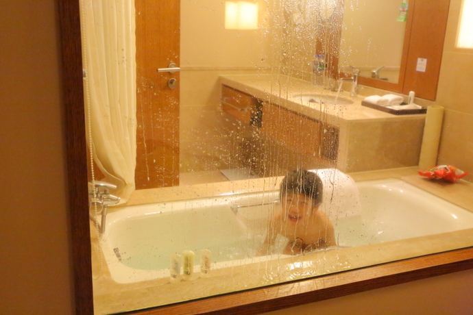 白塑料浴缸发黄了用什么药水洗白,浴缸发黄掉漆清理妙招