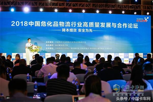 1分钟征服场地赛，百公里油耗25.36L欧曼谈“危”不色变