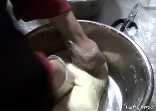 牛奶油条做法和配方的全过程,脆皮油条的做法和酥脆剂配方