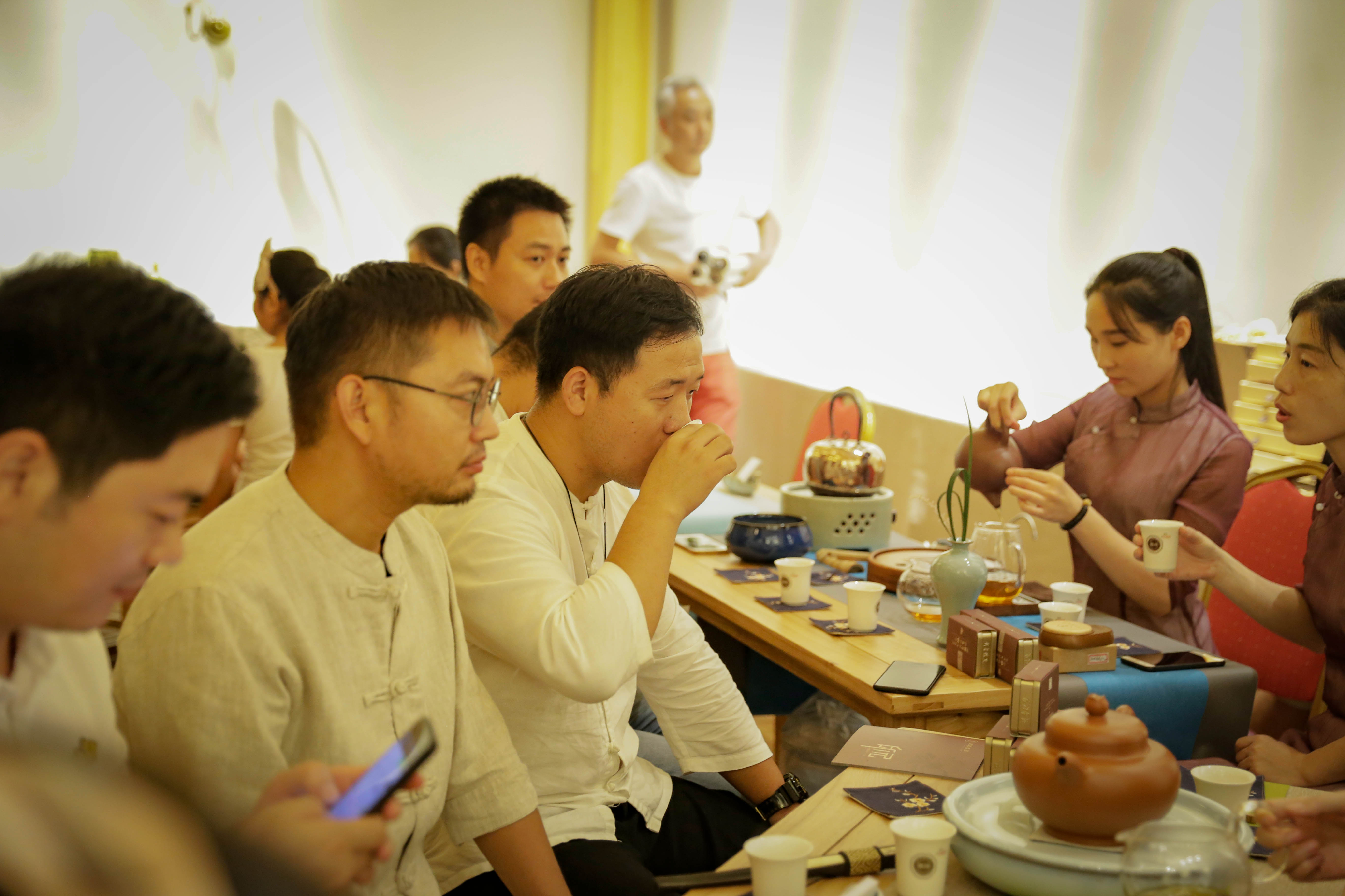 当代年轻人品茶抚琴焚香听雨对弈,青年茶生活