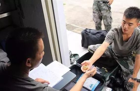 义务兵两年和一期士官退伍费多少,义务兵和士官退伍费的区别