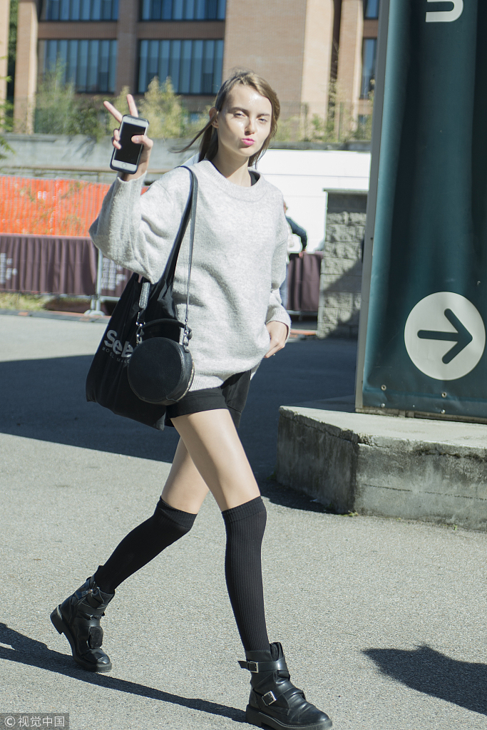 初秋穿衣“腿精”有套路下衣失踪学生袜帮你远离老寒腿