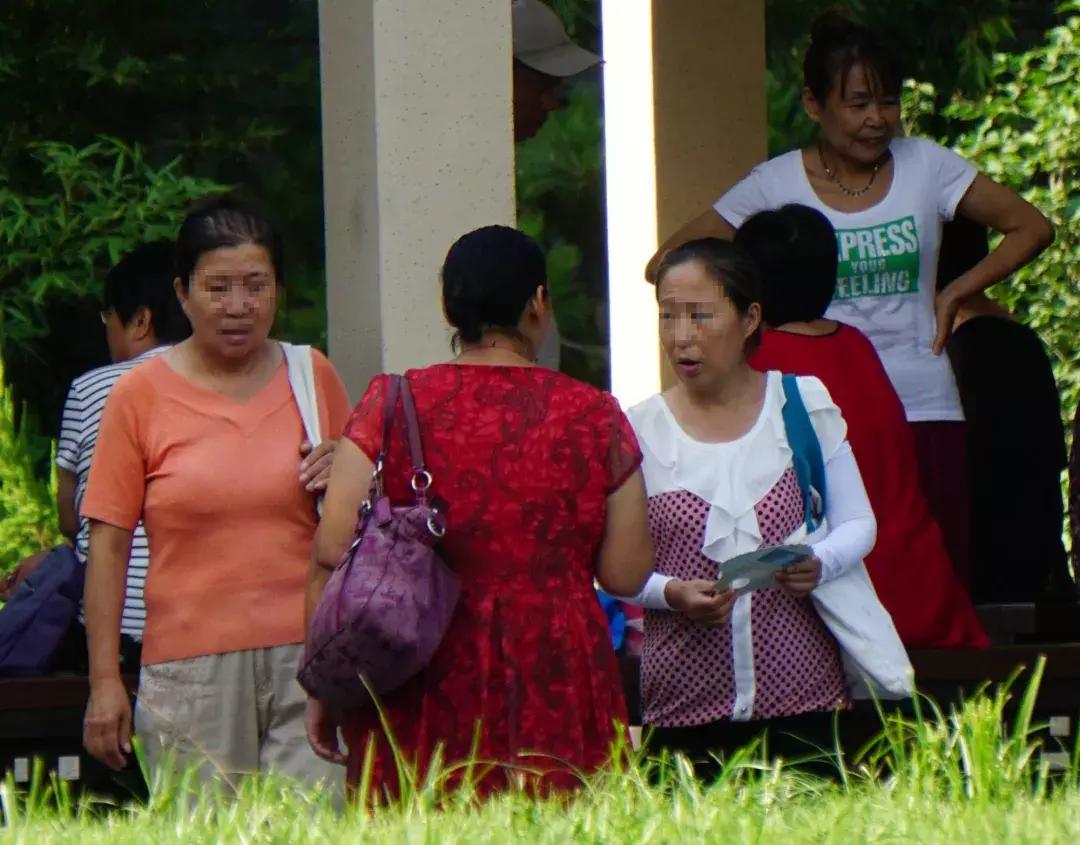 火爆现场相亲角,相亲角超受欢迎