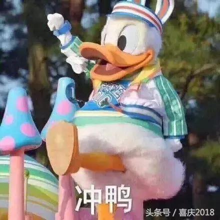 晒黑了穿什么衣服不显黑,皮肤晒黑了穿什么颜色的衣服显白