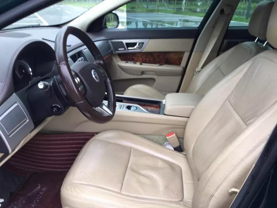 花16万尽显英伦风范，停车姑娘围着转，开起来一年少6万