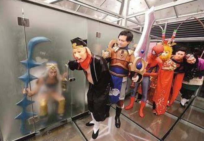 开放式厕所普通厕所,用玻璃做厕所墙