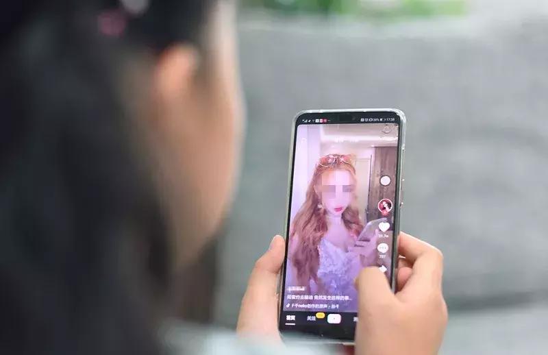 十几岁的小女孩浓妆艳抹,9岁少女浓妆艳抹