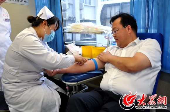 血源紧张血站工作者参加献血活动,临床用血紧缺市民踊跃捐献