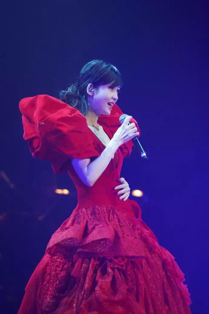 周慧敏20到51岁女神也老了,周慧敏51岁还是很年轻