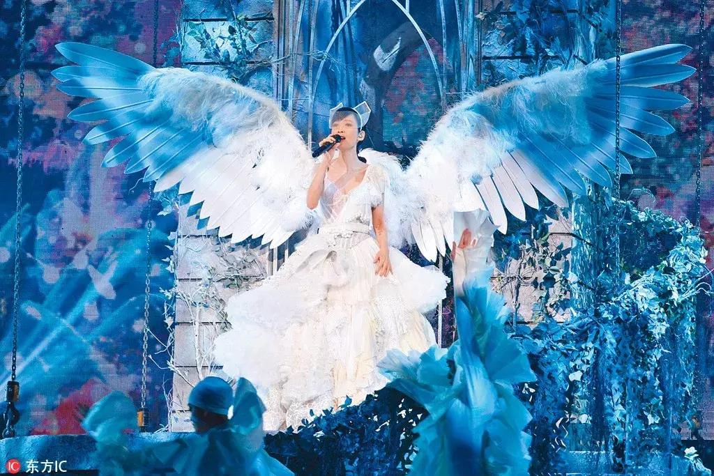 周慧敏20到51岁女神也老了,周慧敏51岁还是很年轻