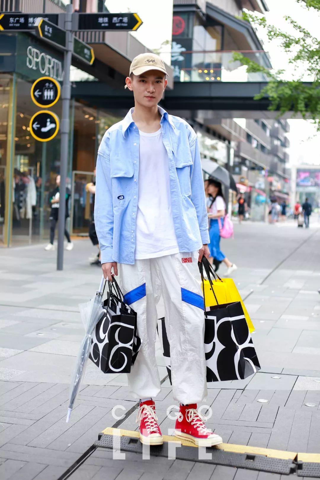 成都太古里街拍的男孩子,成都街拍太古里情侣高颜值