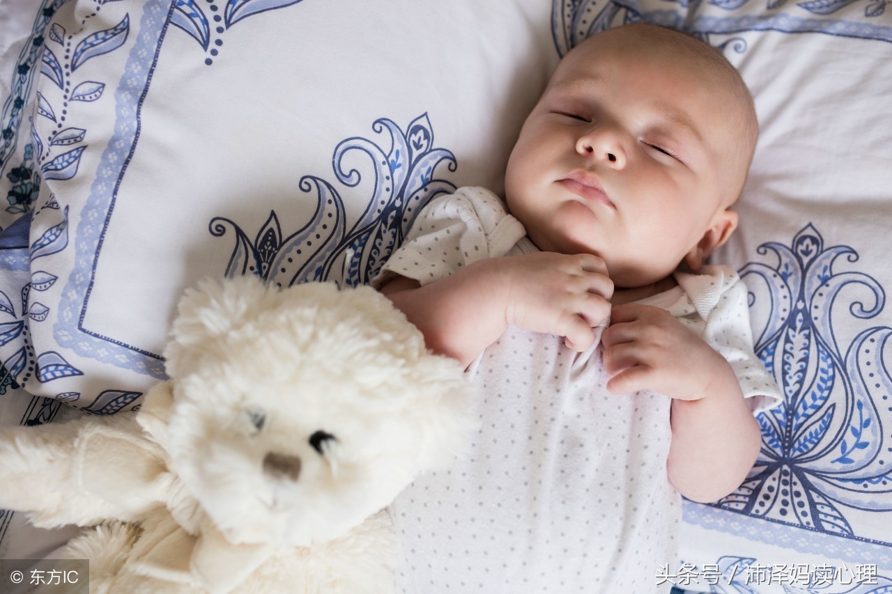 宝宝吸手指嘴边发红,宝宝老是吸允自己的手臂