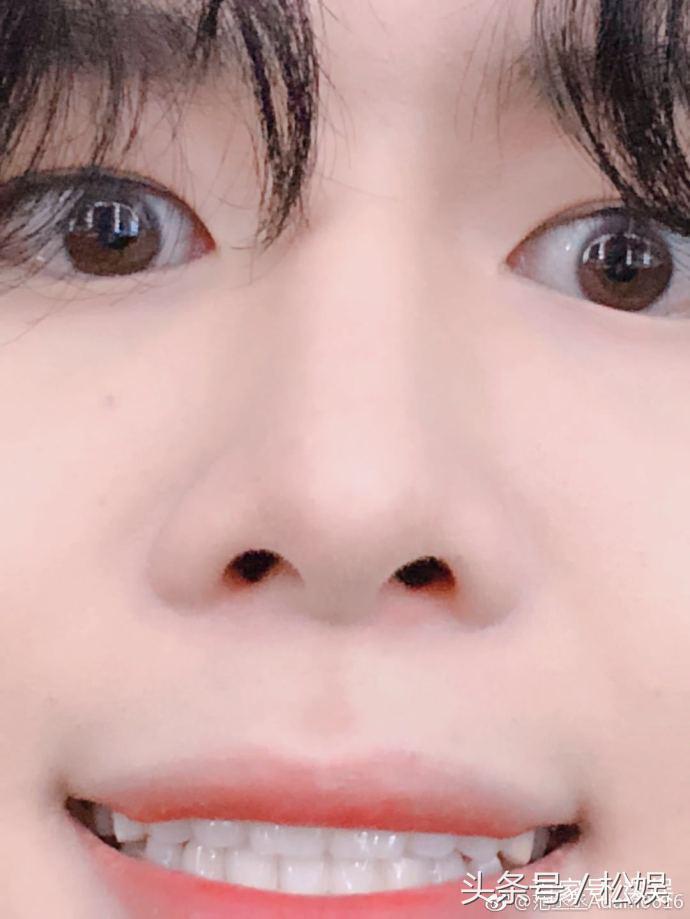 范丞丞闭麦完整版后台,范丞丞对镜子自拍高清图