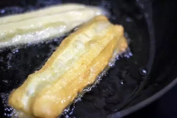 在家炸软油条的简单方法,在家如何炸油条又酥又软