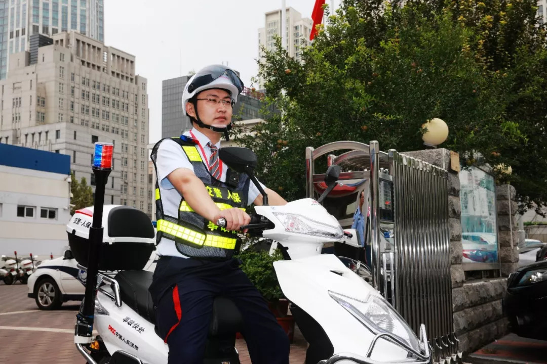 8.23日｜新早读来了！体能不过关啊！足球运动员酒驾被查，狂奔400米被民警生擒：最后还大便*禁失**