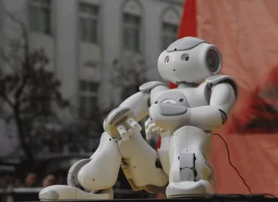 可以陪伴说话的机器人,可陪人一起生活的机器人