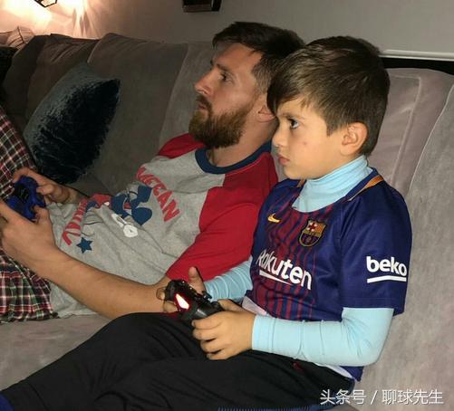 梅西联手c罗战胜乒乓球队,梅西与c罗打乒乓球