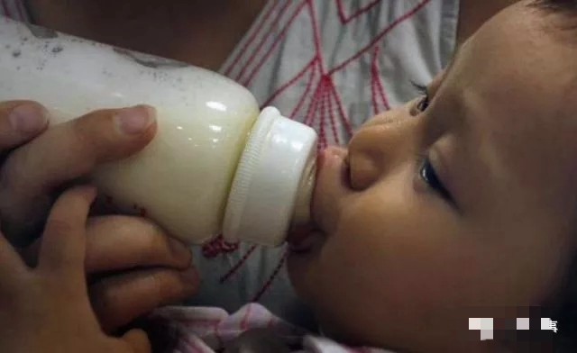 爸爸和孩子抢妈妈的奶喝,爸爸和婴儿抢妈妈奶喝
