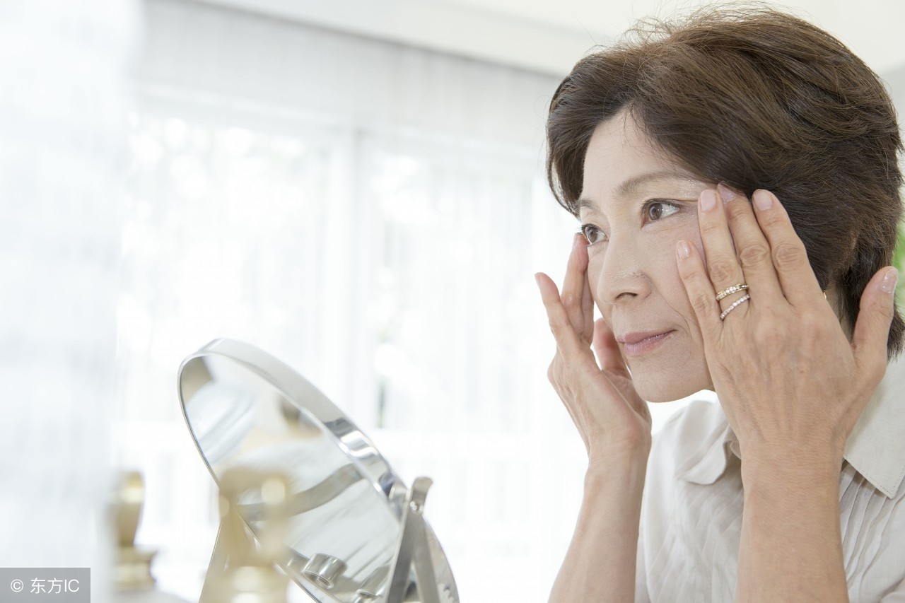 中年女性气血亏虚,别急,煲汤时加入2味药,跟“黄脸婆”说拜拜