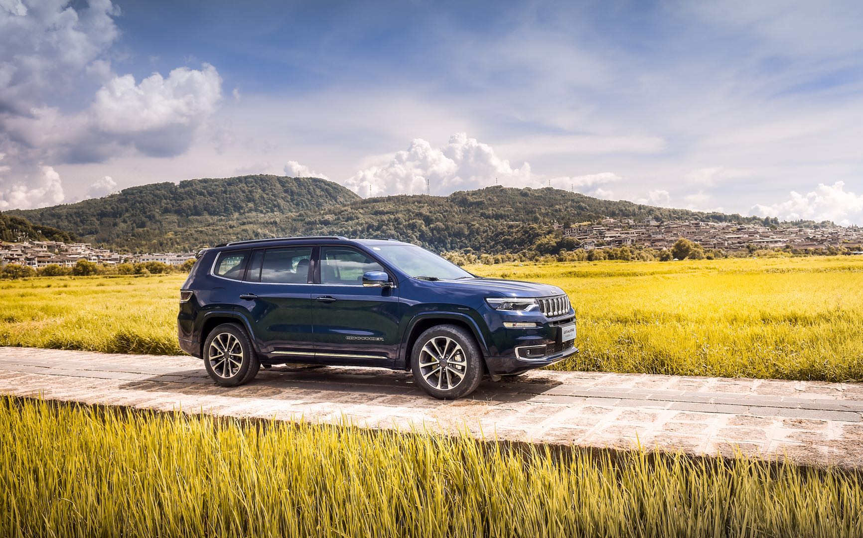 最新试驾jeep大指挥官越野视频,情怀还在试驾jeep新大指挥官