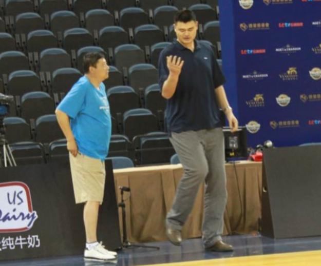 足球哪个位置退役适合当教练,足球运动员退役后做什么