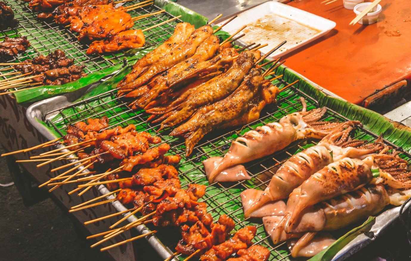 路边烧烤摊怎么挣钱,夜市烧烤摊一年真实利润揭秘