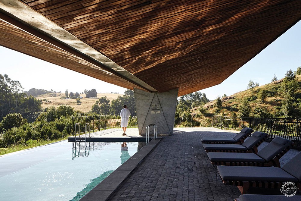 悬挑在山坡之上的海边酒店