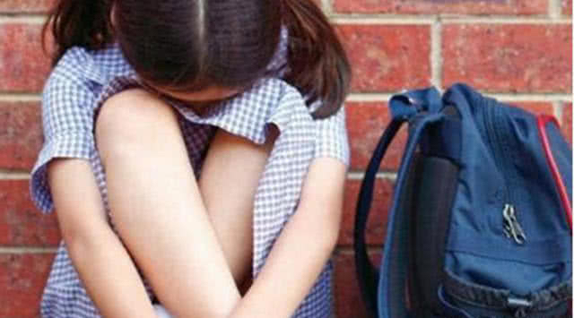 13岁女儿突然走路叉腿，父亲晚上悄悄脱下裤子，泪水忍不住流出