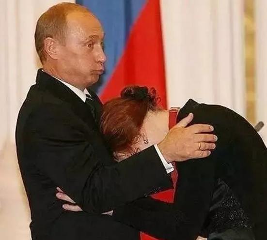 外国领*人最导**想删掉的尴尬照：图2礼仪变强吻，图5总统裤子掉了