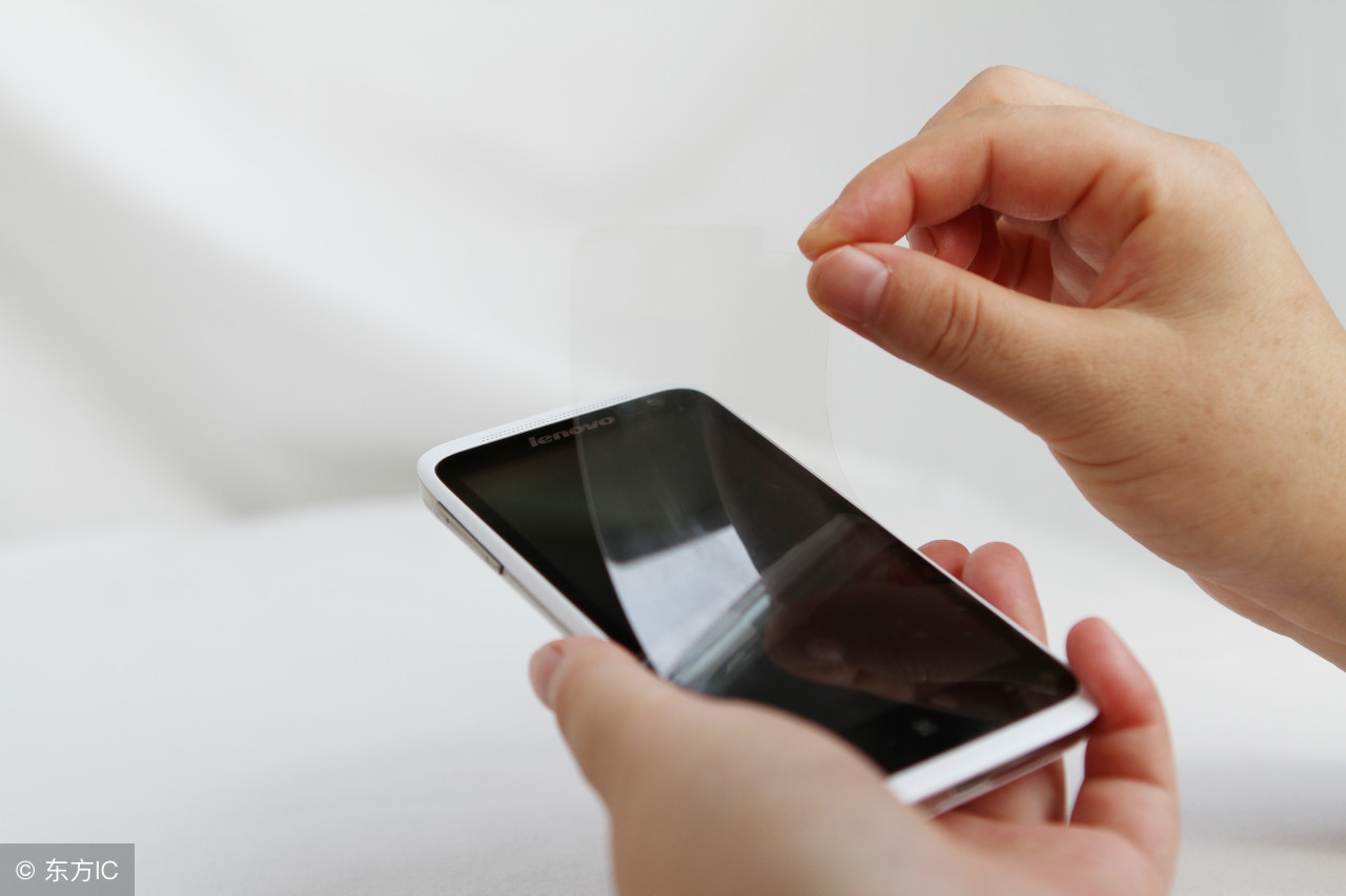 90后小伙靠贴膜8年开10家店,手机贴膜的暴利