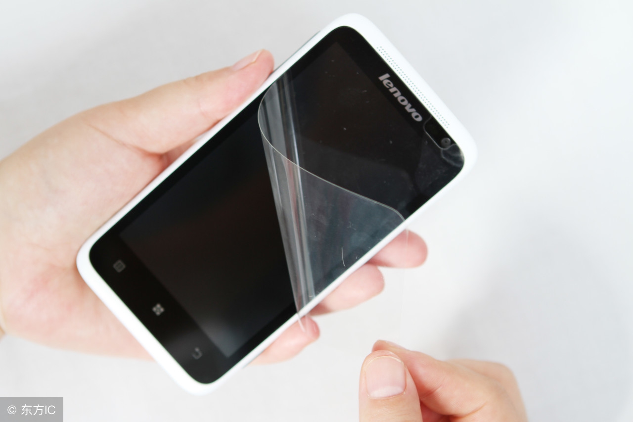 90后小伙靠贴膜8年开10家店,手机贴膜的暴利