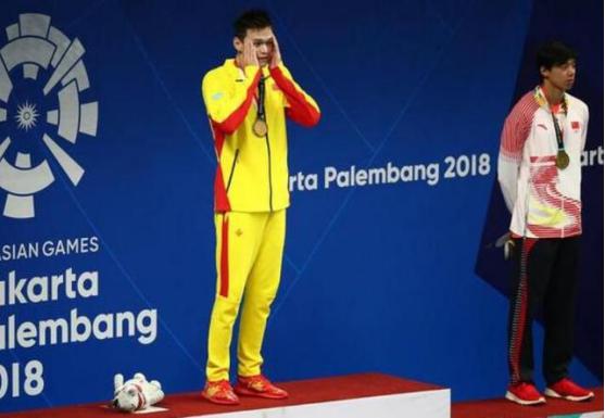 孙杨领奖服事件,安踏队衣和孙杨对比