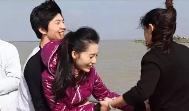 玩了一天饭都没吃,玩了一天不带女生吃饭