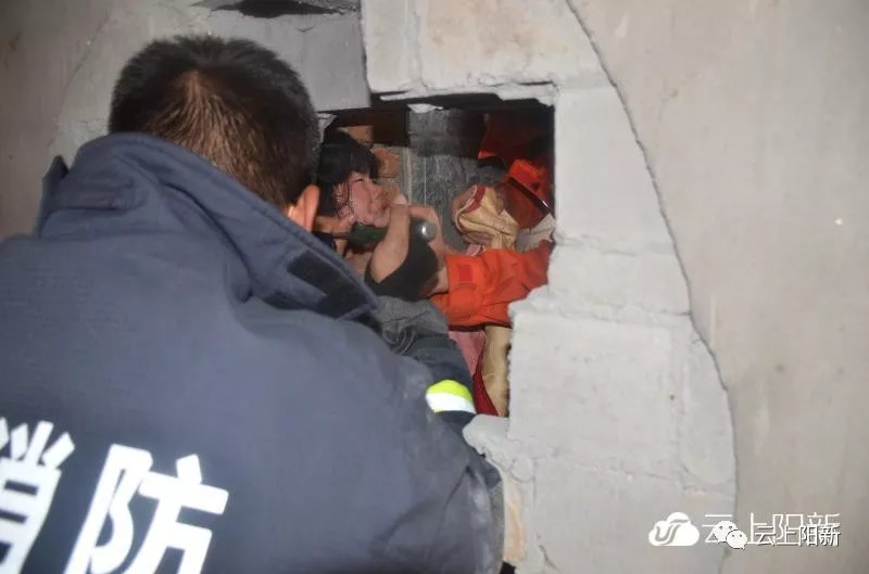 危险丨姐弟戏耍被卡在不足15厘米墙缝内消防蜀黍紧急凿墙、扒砖施救
