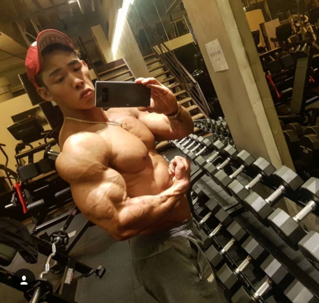 买了鸡蛋皮颜色发青是不是假鸡蛋,买回来的鸡蛋是双黄的还能吃吗