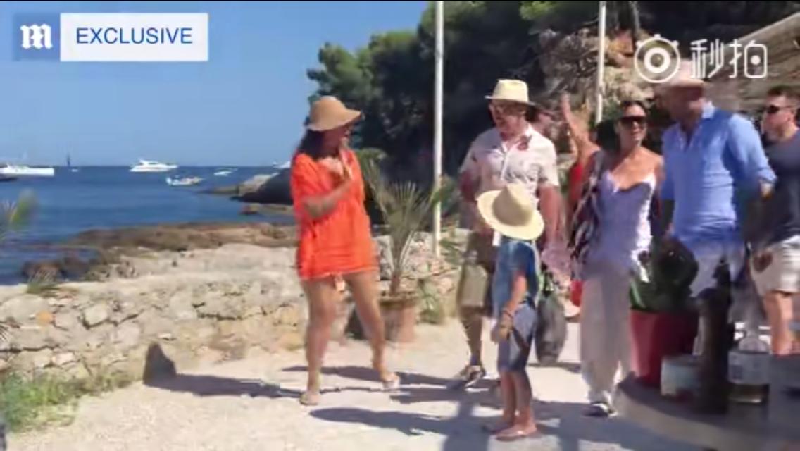 贝克汉姆家小七一边走路一边提裤子难道她瘦了?