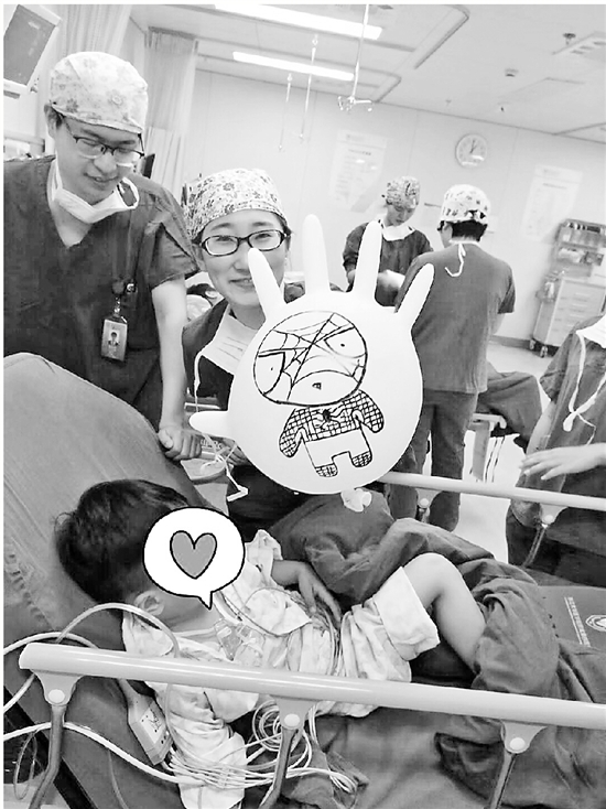 暖心男护士：送给小病友自画的气球收获大批小粉丝