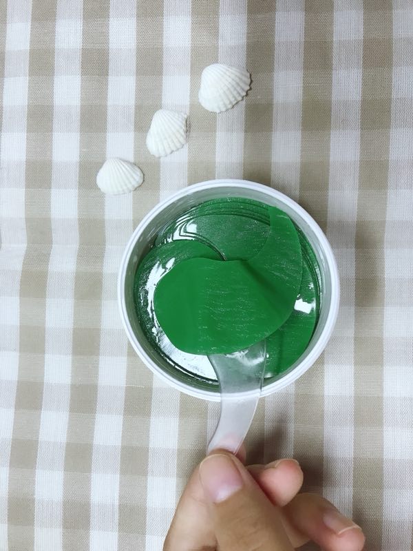 男的敷眼膜,男朋友贴眼膜