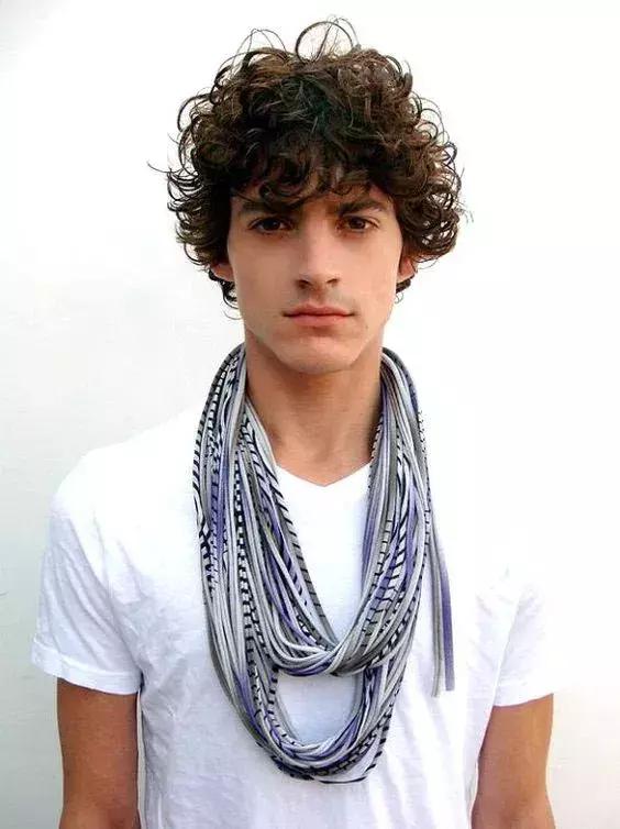 自来卷能不能剪出好看的发型,自来卷适合的发型编发