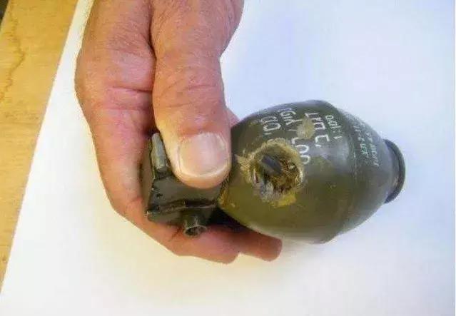 手榴弹被击中会爆炸吗,士兵胸前挂个手雷