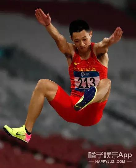 吴彦祖跳高完整版,陈伟霆吴彦祖撞脸